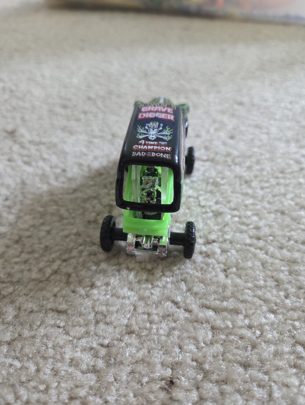 Monster Jam Grave Digger: 4 Time Champion 2019 Silver Chrome - Glow In The Dark - Picture 8 of 16